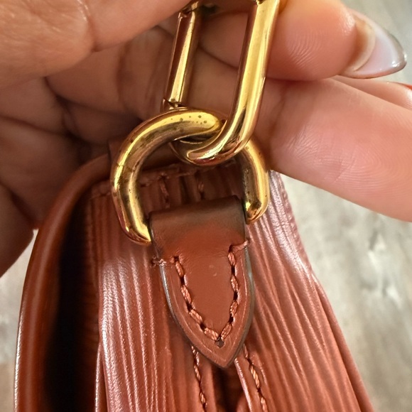 Louis Vuitton Saumur BB in Epi Leather – Priced to Sell! - Picture 8 of 9